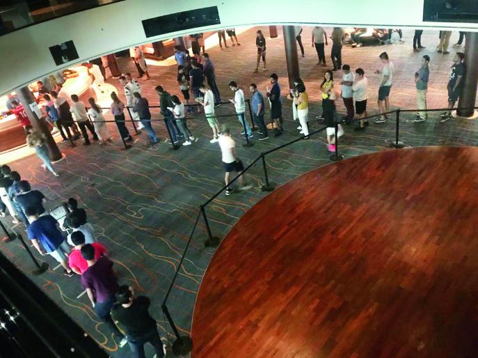 这群仍然被困海上、随时“爆炸”的人，不该被妖魔化