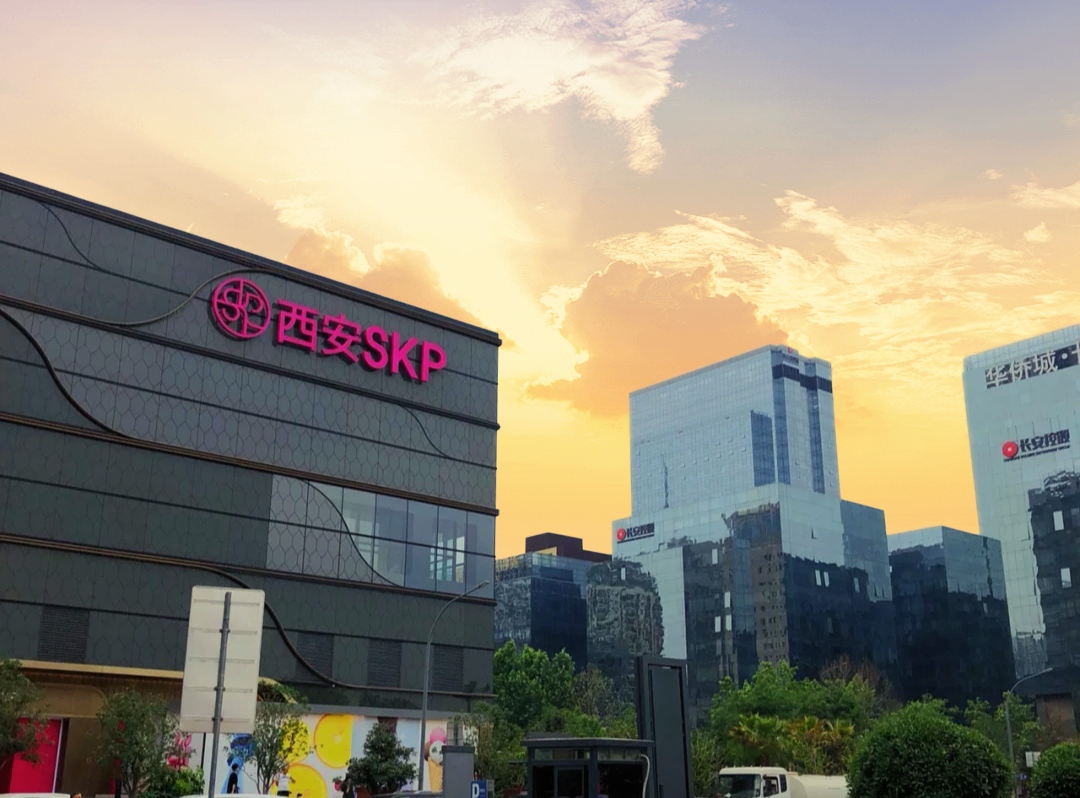 有人在马路上摆小摊,有人在小区里边摆摊