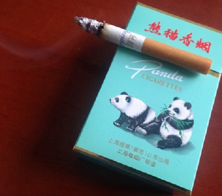 尼克松访华时假装讨要烟盒上的熊猫图案,周总理拍板:送两只真的