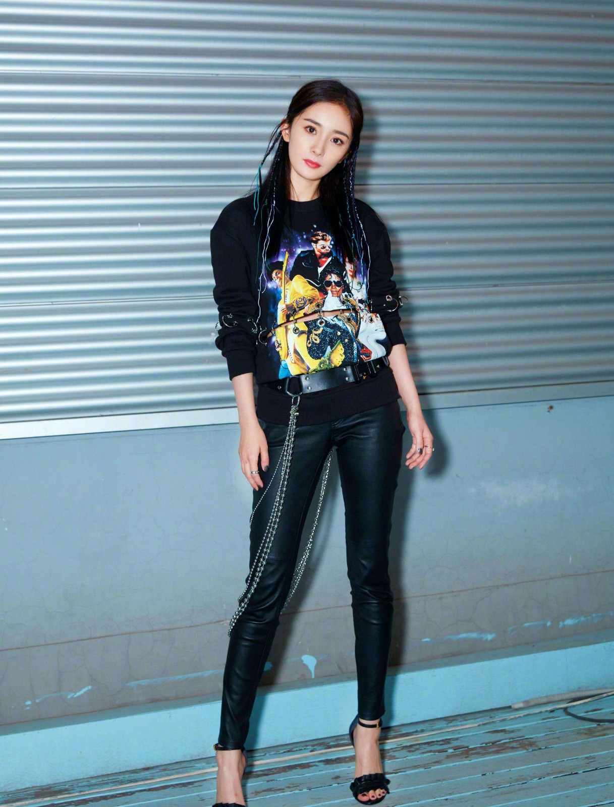 杨幂银色长款v领紧身裙 (杨幂一袭黑皮短裙亮相潮味十足)