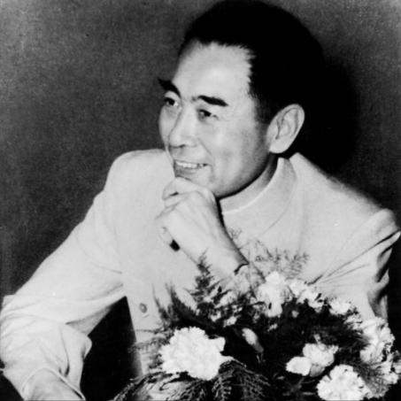 周总理最后2年，体重61斤平均40天一场手术，临终前苦等发妻