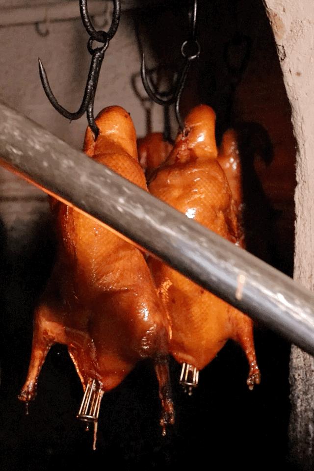 烤鸭最酥的一块鸭皮酥到了极点,味道纯正的烤鸭肉质鲜嫩