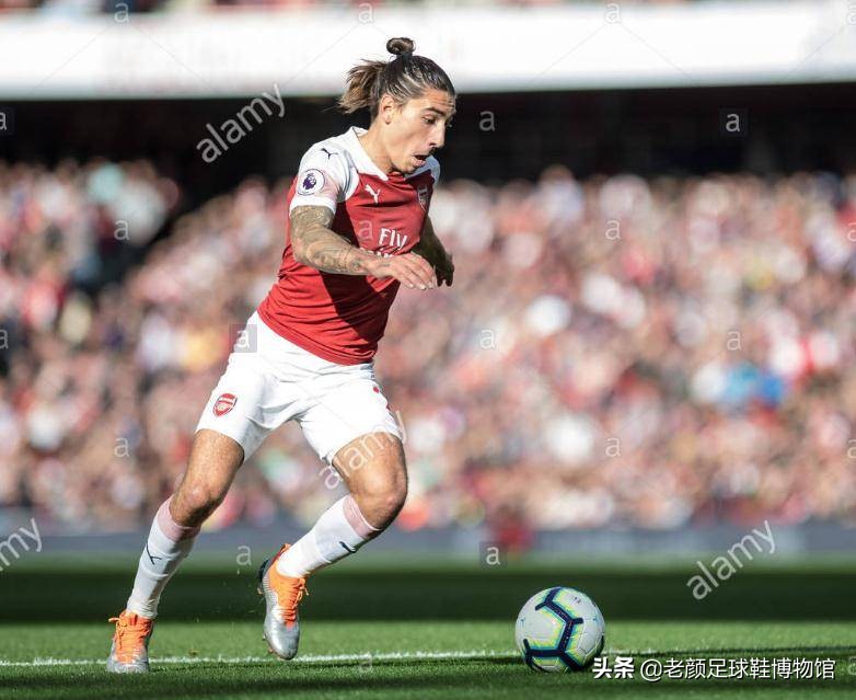 曾经风靡98世界杯的彩色pumaking,如今低调变身成贝莱林小黑鞋