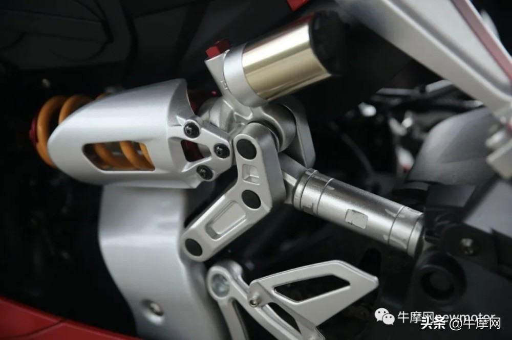 29990元起隆鑫500双缸平台跑车摩枭500RR上市
