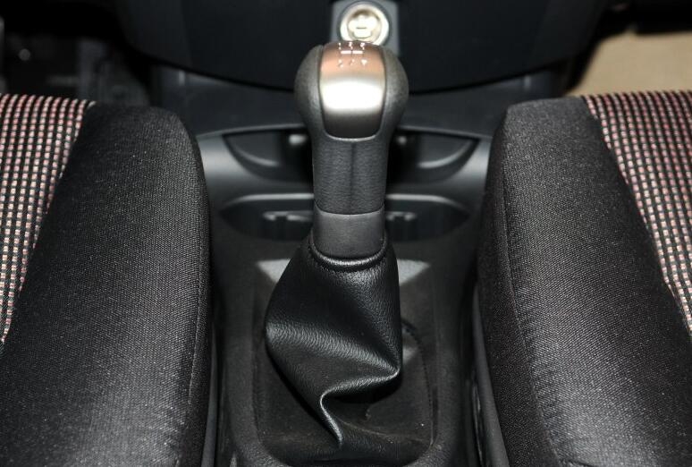 性价比和飞度差不多的车型,2014日产骊威1.6l自动挡车怎么样