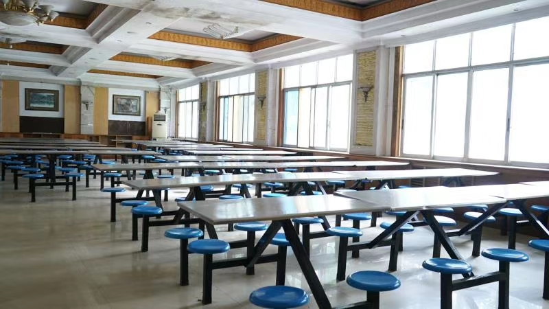 位于花溪公园附近的私立寄宿制学校花溪区英豪学校（迎宾路口）