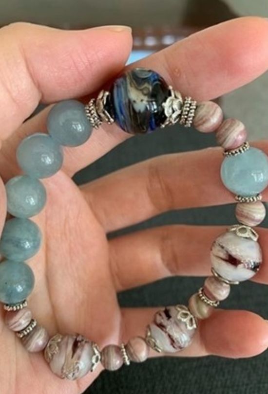 哈士奇在坟墓哭了,哈士奇在坟前痛哭