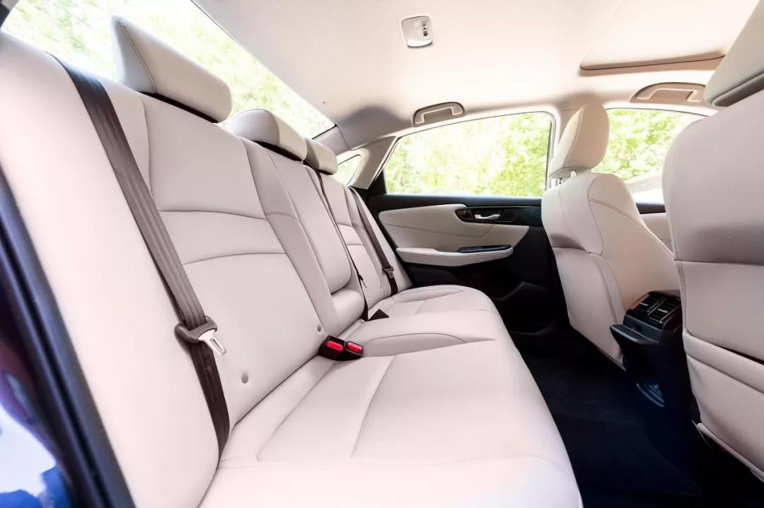 轩逸和享域混合动力哪个更好,本田享域和日产轩逸哪个空间大