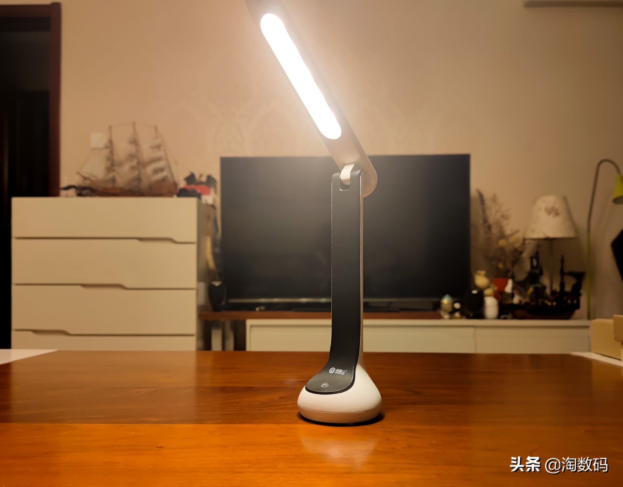 国货内卷无情：￥13块钱的3色温2400mAh充电式触控台灯开箱晒个单