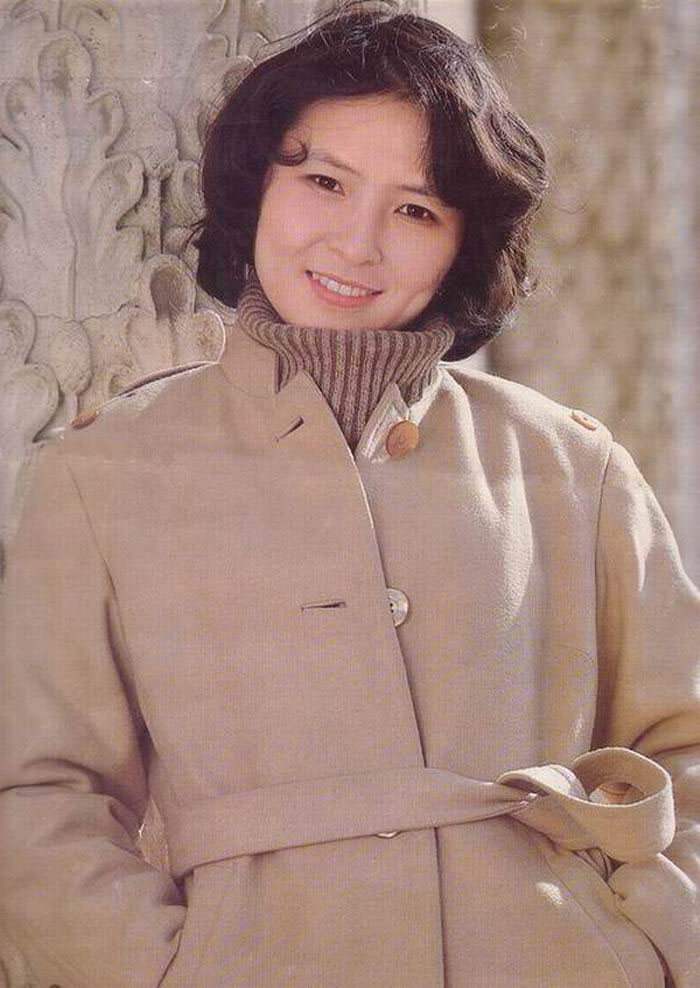 62岁李羚老年好洋气,穿驼色大衣搭旗袍端庄文雅,真是美到老呀