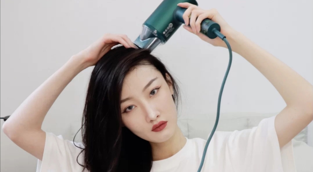 头发自然干好还是用吹风机吹干好,头发自然干还是吹干好看