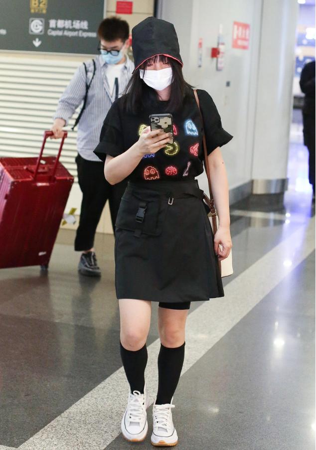 柳岩穿黑色吊带裙现身,柳岩穿吊带裙红裙