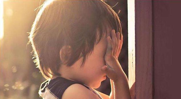 小孩子胆小懦弱该怎么教育,孩子胆小怕事要怎么开导他