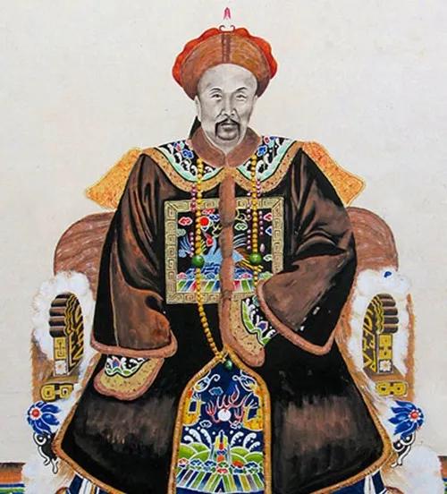 老农挖出鼻烟壶,村民无意中捡到诡异文物