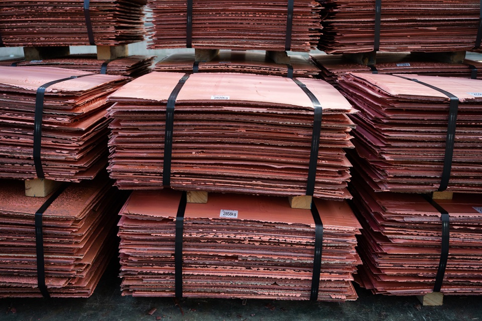 “这就是铜”家具系列，讲述原生金属及其材料背景的完整故事