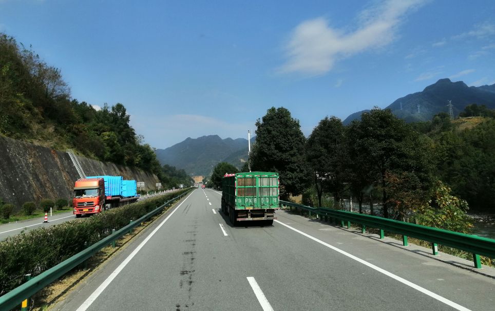 都说开货车不挣钱为啥还有招司机,为什么都说开卡车不好