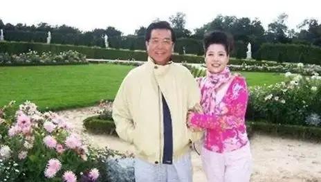 1990年,24岁梦鸽嫁给51岁李双江,如今他们幸福吗?