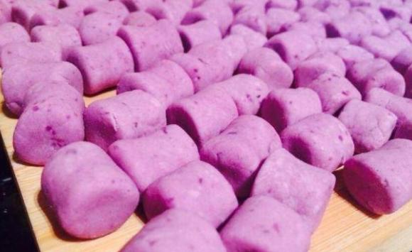 周末在家自制紫薯芋圆,操作简单,香甜可口