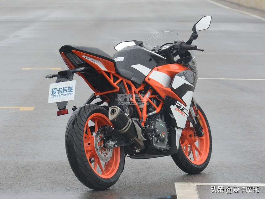 小姐姐骑着粉红色的仿赛摩托车,仿赛摩托车低座推荐