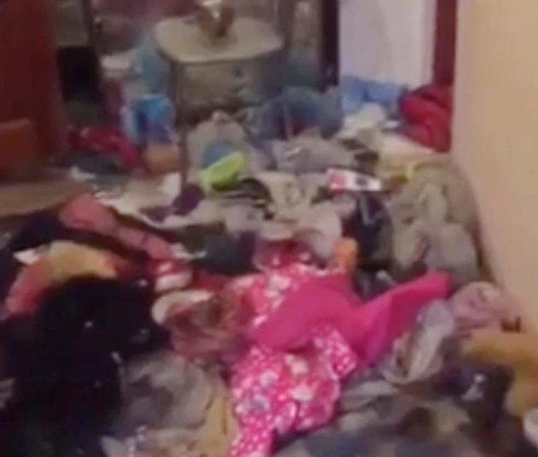 小女孩被母亲锁在家里,女孩被母亲锁在家里一周