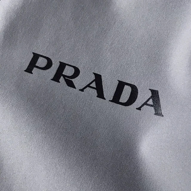 普拉达经典三角标冲锋衣,普拉达冲锋衣男款2021款