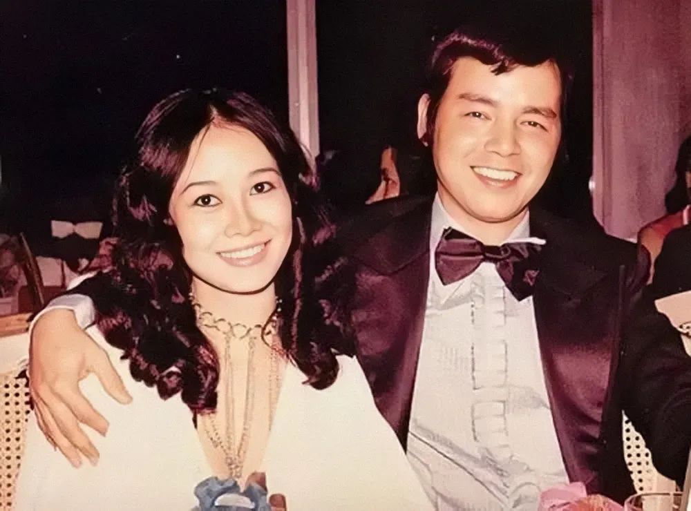 穿三百万皮草的香江富贵花,前半生让人羡慕,后半生却惨遭唾骂?