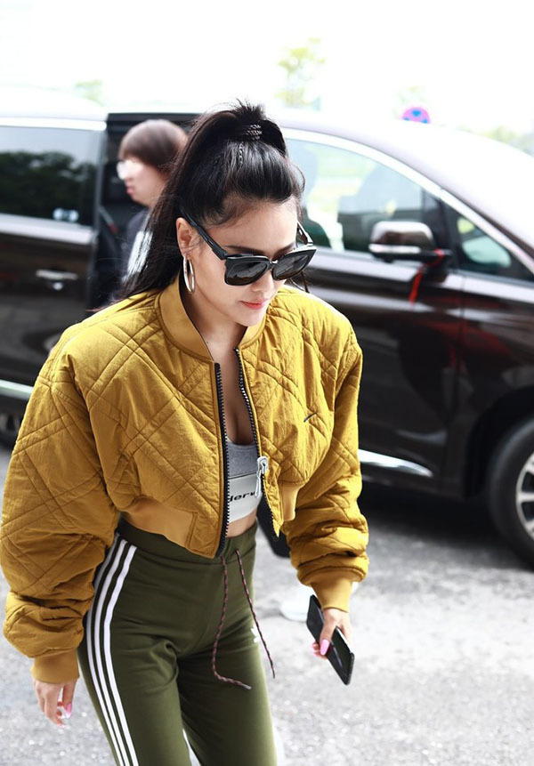 袁娅维身材丰满又敢穿，运动裤配白色长筒靴，冲天辫搭细腰好撩人