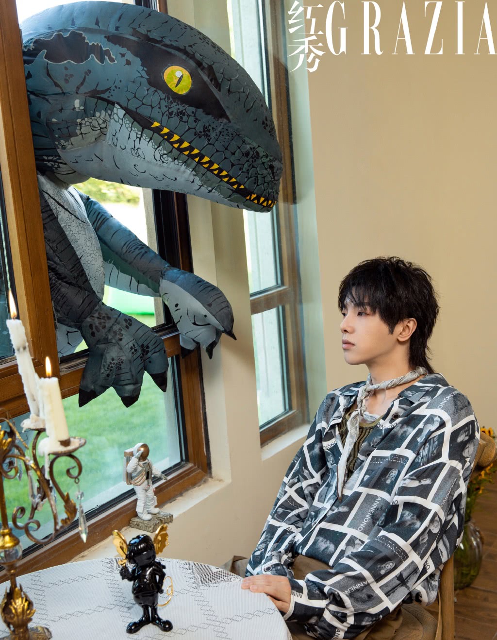 华晨宇cosplay齐木楠雄,华晨宇一袭红装变成羽翼