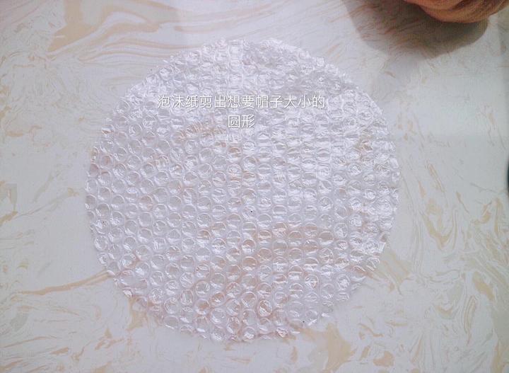 翻出收快递的泡沫纸，我家妞多了一顶可爱的帽子