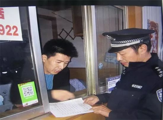 八一建军节向警营中的转业军人致敬