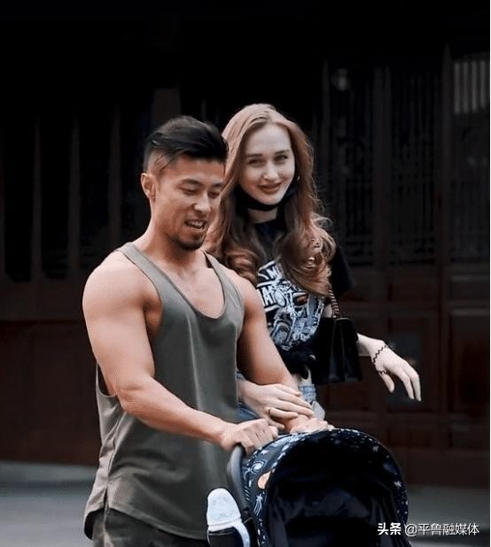 中国小伙带白俄罗斯媳妇,中国小伙带乌克兰丈母娘逛街