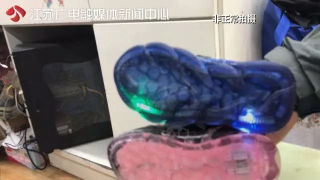 小孩爱穿的鞋,小朋友穿的鞋突然自燃
