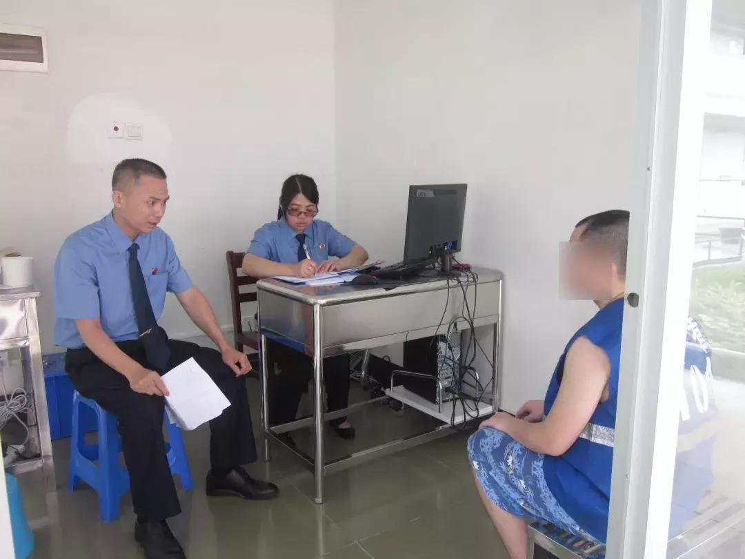 进入“高墙”内的世界,他们的一天工作开始了…