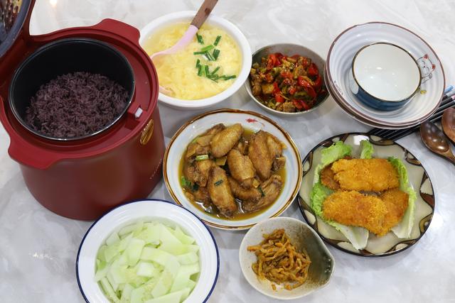 丰盛的午餐色香味俱全周末美食,天气热周日在家陪孩子吃美食