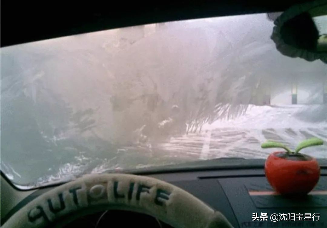 如何防止车玻璃冬天早上有霜,冬天早上车玻璃上有一层霜怎么办