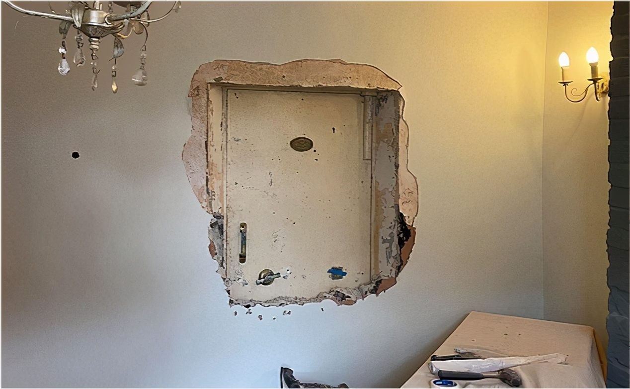 男子发现新家的墙面太诡异,男子发现新家墙壁有一道诡异裂缝