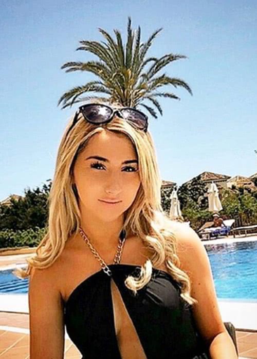 曼联1800万边锋加盟粉丝翻10倍!美貌女友曝光,送小狗做生日礼物