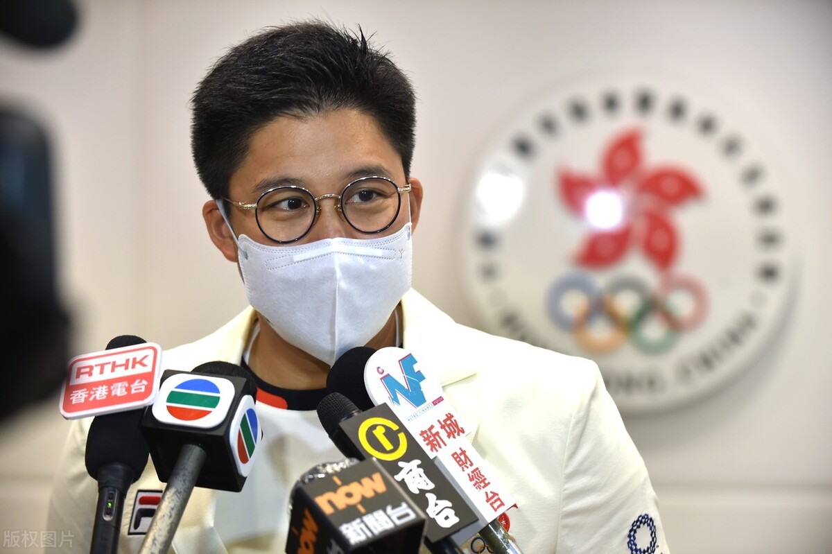中国香港羽坛一哥出战奥运，战袍竟然没有港徽？自称因球衣赞助到期遭质疑，霍启刚表态：请相信运动员