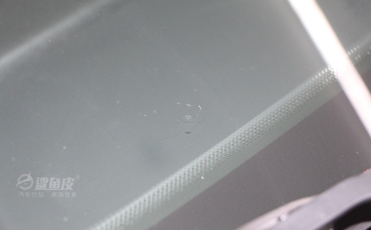 汽车玻璃裂纹可这样修复,502胶水能修复玻璃裂纹吗