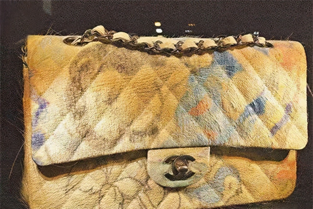 香奈儿猪皮纹身包价格,男子在富贵包上纹香奈儿