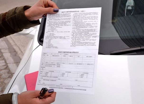 车辆刮蹭如何补漆,车辆刮蹭现场