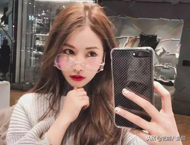 王思聪发了3个女网红，穿着礼服，骑着电瓶车的视频后秒删！