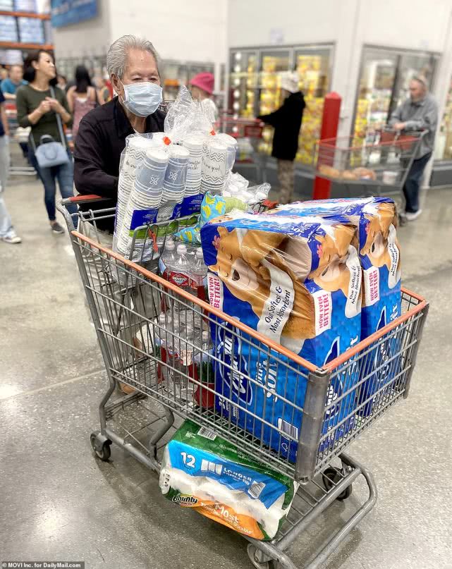 疫情严重国外人民抢购卫生纸,疫情美国人疯抢厕纸