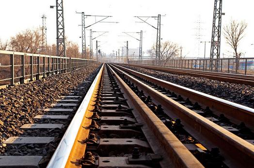 火车遇到铁轨有障碍物怎么办,火车遇到大石头怎么办