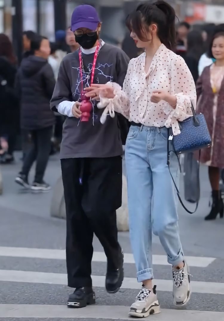 小白鞋搭配的显高牛仔裤,哈伦裤高帮鞋穿搭