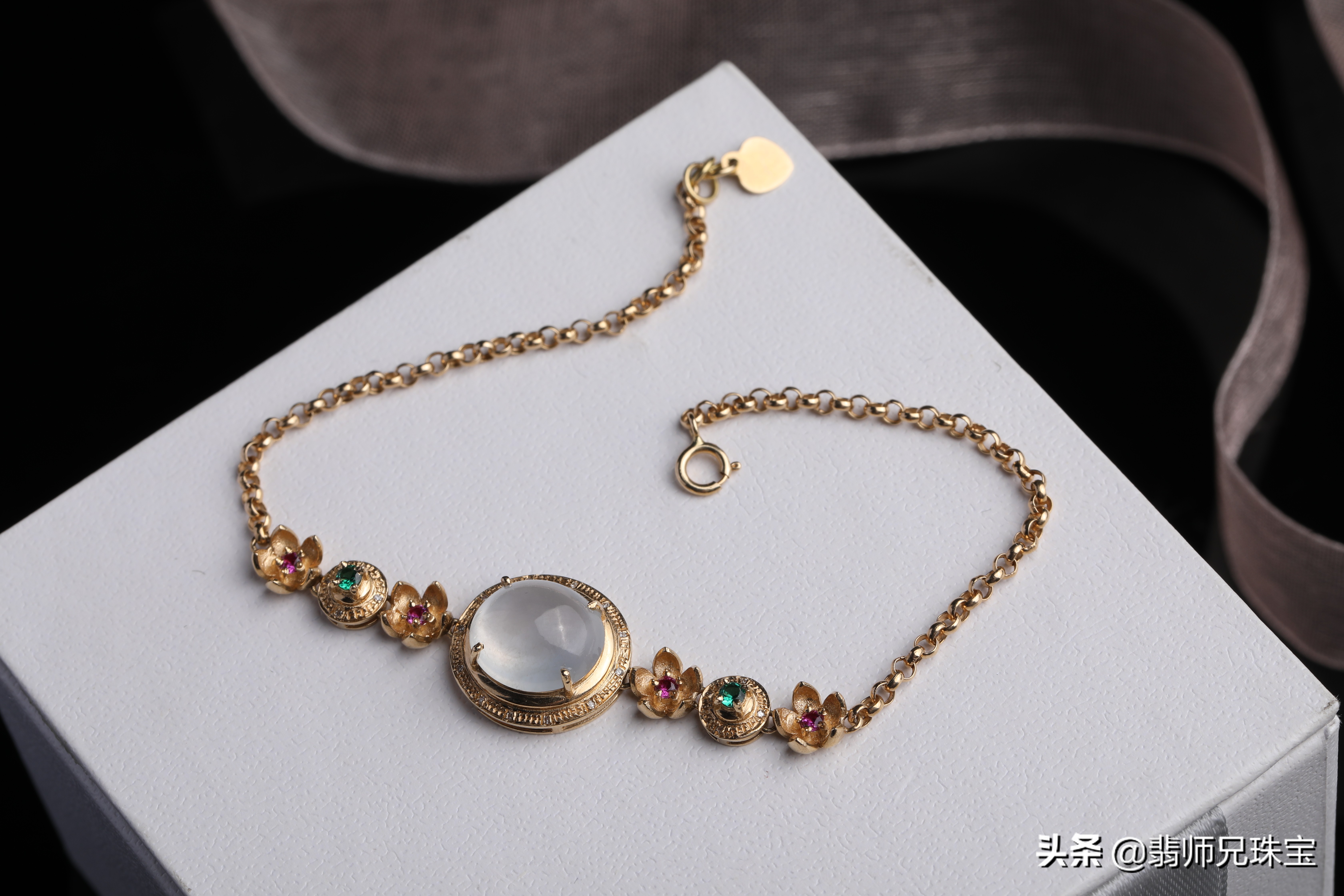 间隙那么多，结构那么复杂，翡翠手链平时该如何清洗、保养？