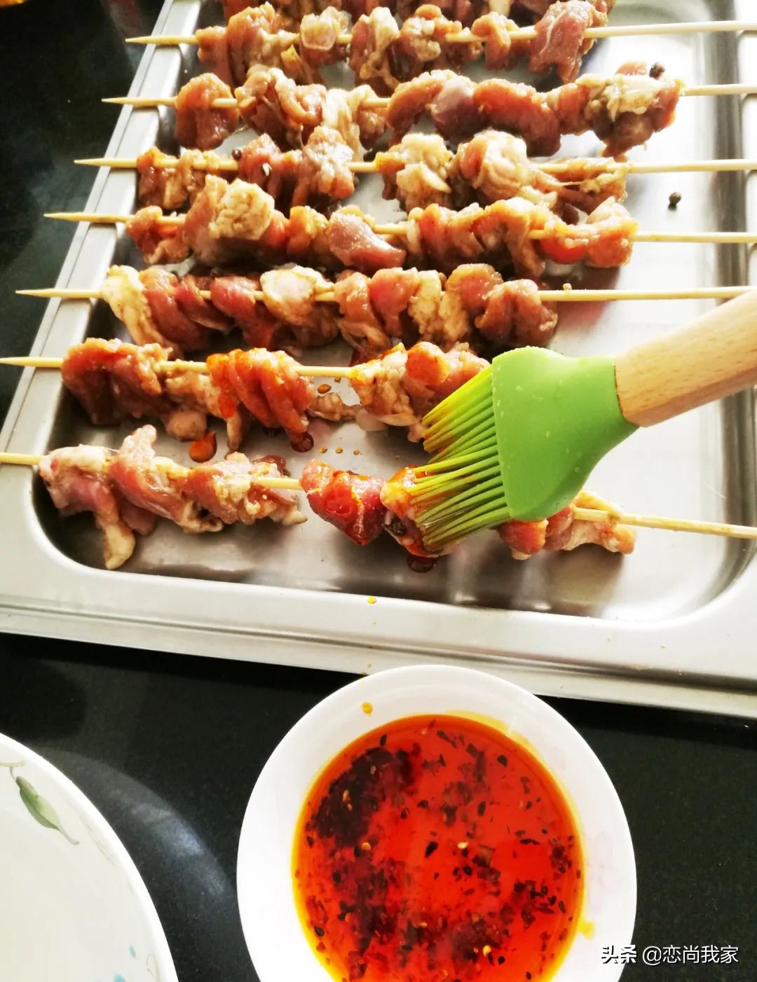 快过年了给家人做什么手工,在家烤羊肉串怎么做没有膻味儿