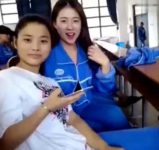 富士康不上夜班厂妹回家干什么,富士康不上夜班的厂妹