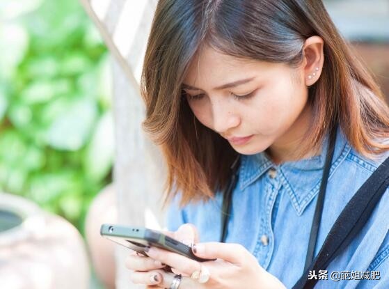 低头会加速颈椎退化吗,长期低头玩手机颈椎危害视频