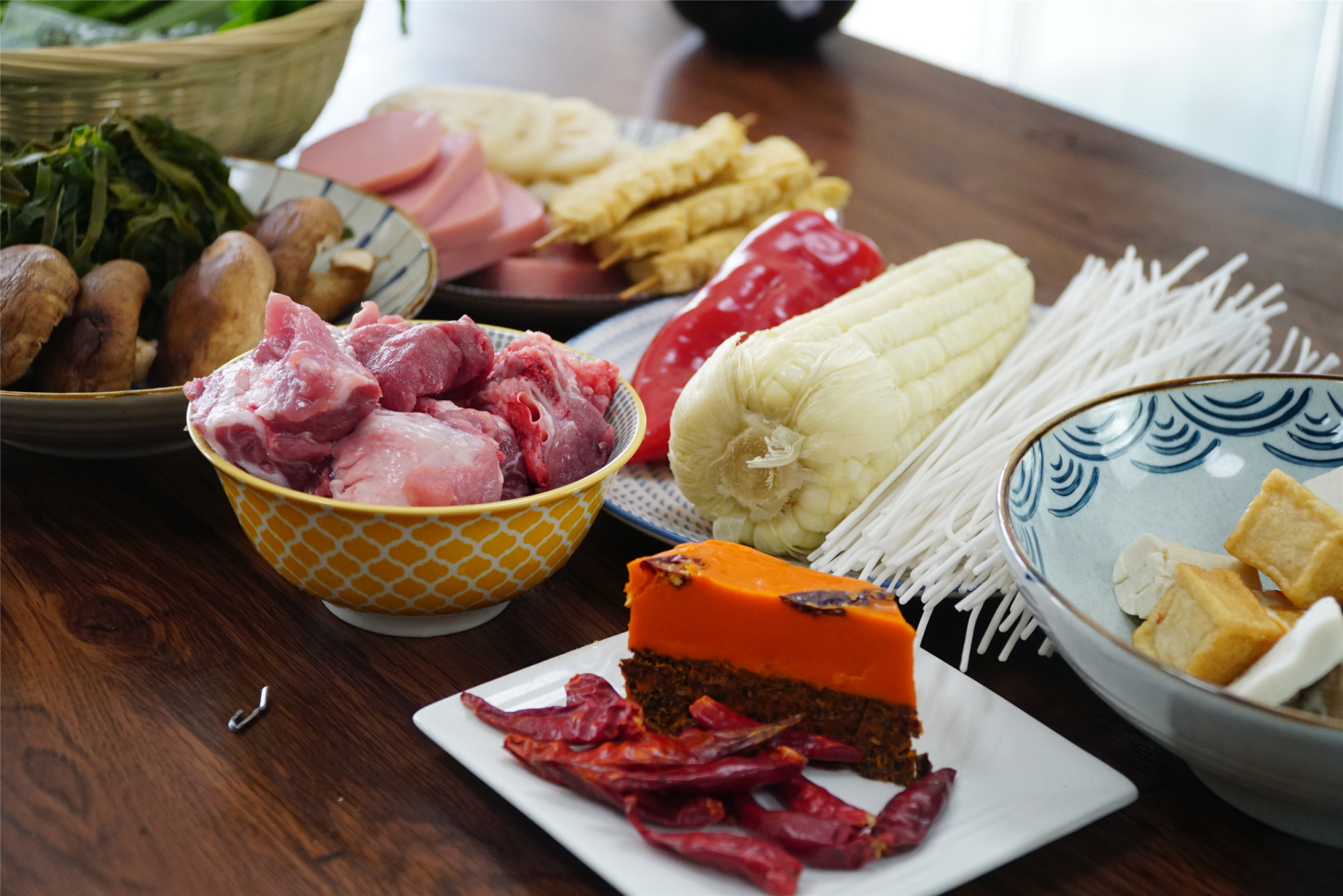 麻辣烫的汤底怎样熬制才好喝,做麻辣烫倒纯奶什么味